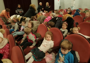 Dzieci czekają na przedstawienie